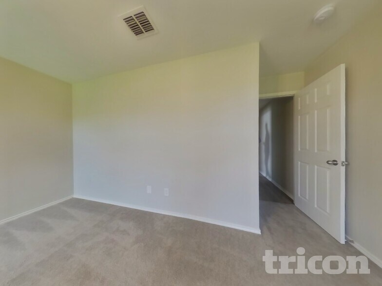 Building Photo - 16661 Woodside Dr