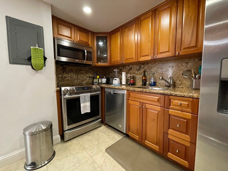 Building Photo - 999 Brickell Bay Dr