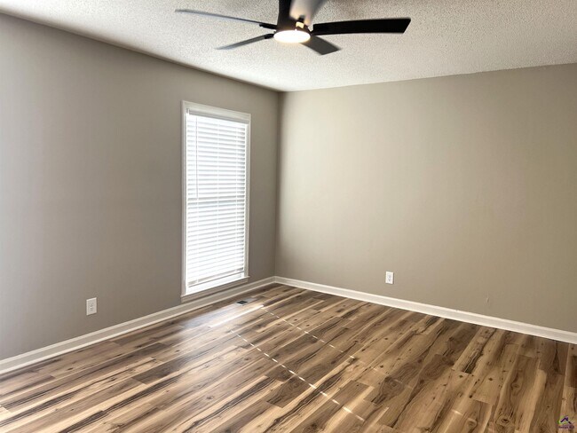 Building Photo - 221 Jefferson Cir