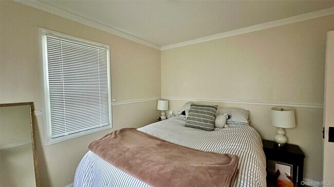 Building Photo - 39 W 7th St