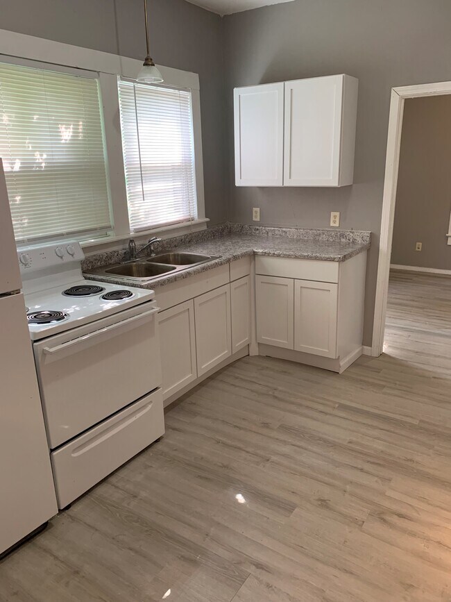 Building Photo - 624 E Division St