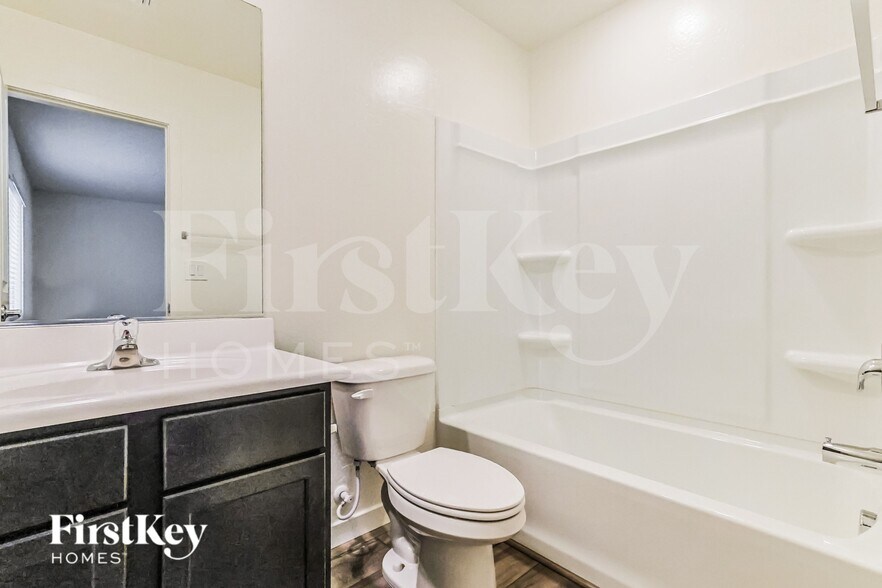 Building Photo - 985 W 20th St