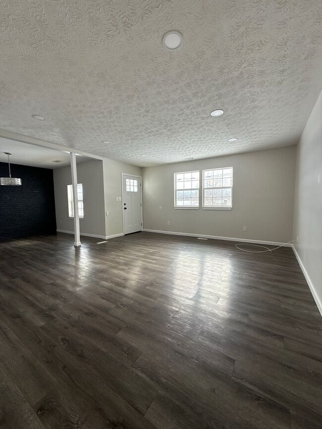 Building Photo - Modern & Spacious 3BR Home with Trendy Design Features and Large Yard! (NEAR TEAS VALLEY SCHOOL D...