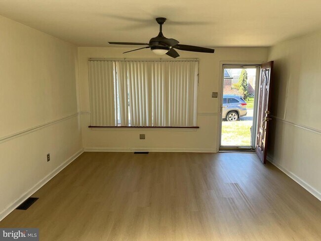 Building Photo - 509 Larkspur St