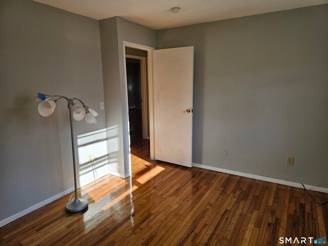 Building Photo - 494 Oak Ave