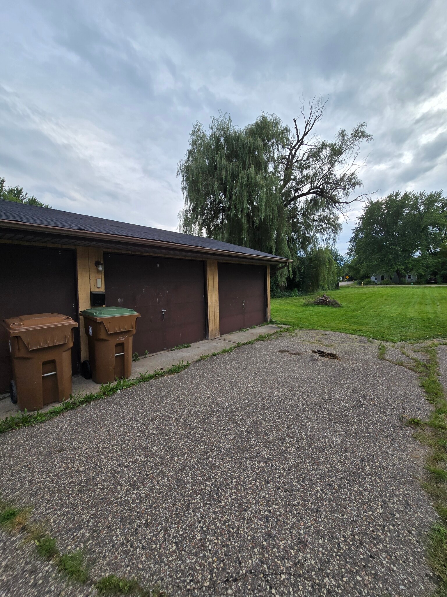 Building Photo - 1542 W River Dr