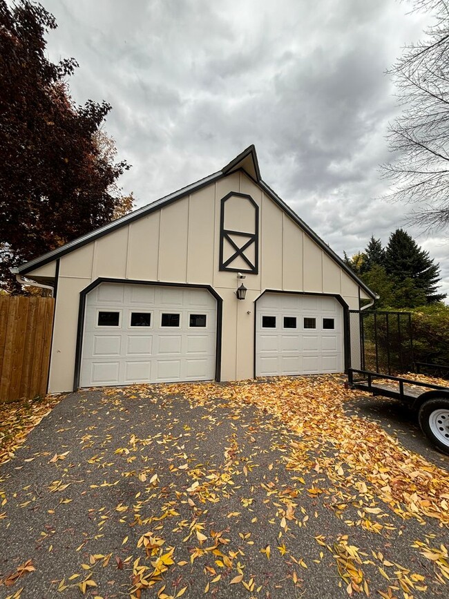 Building Photo - Spacious 4BR, 2.5BA home on 1.3 acres in Orchard Homes