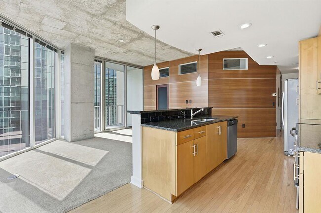 Building Photo - 360 Nueces St