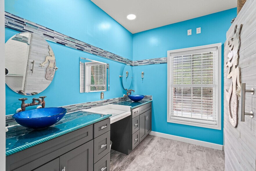 Building Photo - 306 Pine St S