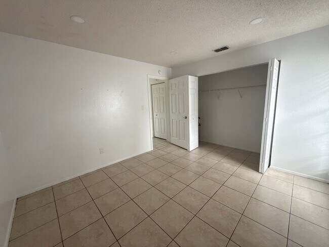 Building Photo - 5320 SE 28th Ln