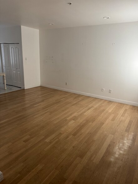 Building Photo - 15053 Victory Blvd