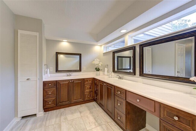 Building Photo - 15754 Walkwood Dr