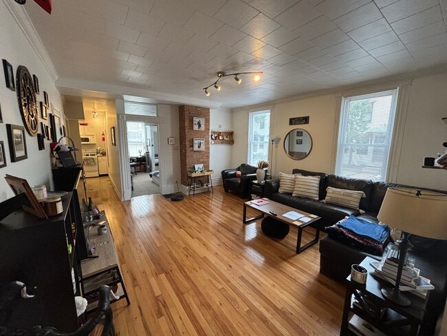 Building Photo - 513 S Lazelle St