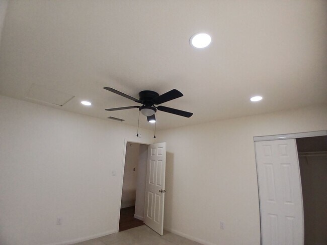 Building Photo - 305 N Lake Ave