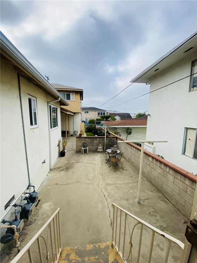 Building Photo - 4968 W 59th St