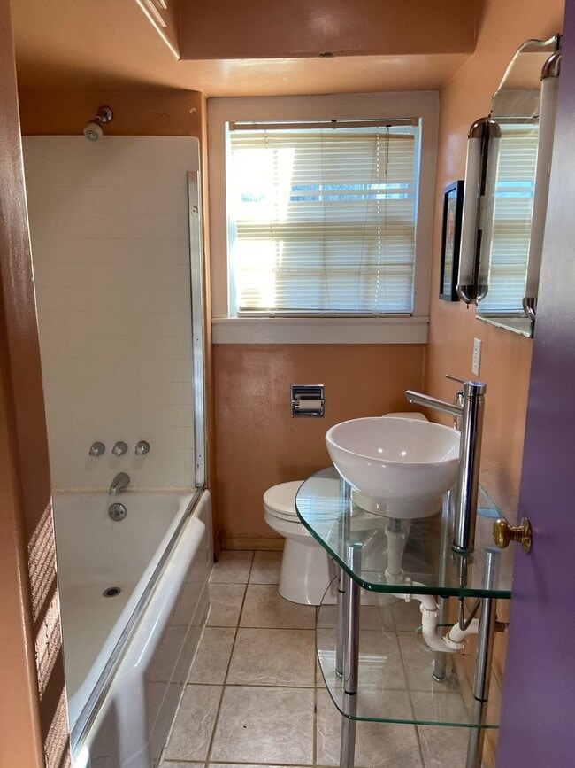 Building Photo - House with Charm, 2/1 with large garage and bonus room & bathroom