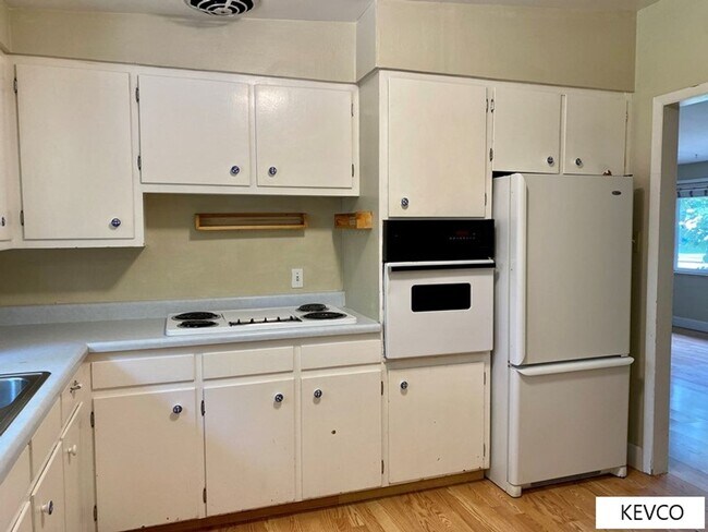 Building Photo - Three Bedroom Home Right By CSU Campus