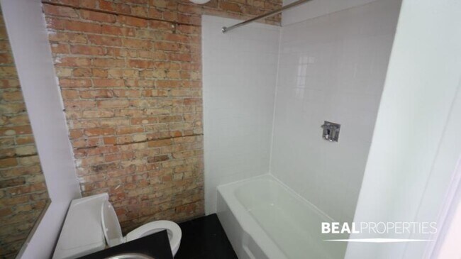 Building Photo - 2 bedroom in CHICAGO IL 60657