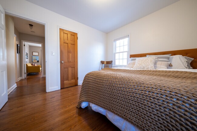 Building Photo - 2626 N Vincent Ave