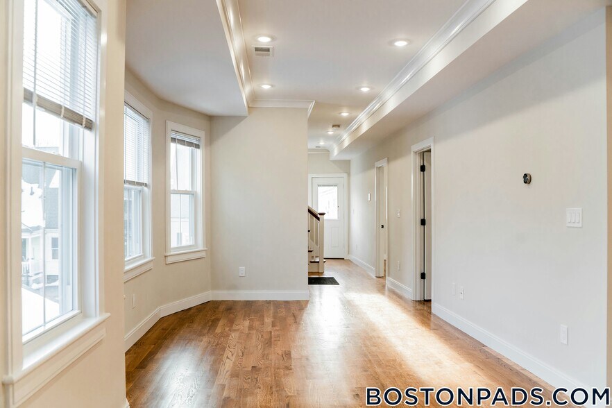 Building Photo - 11 Falkland St