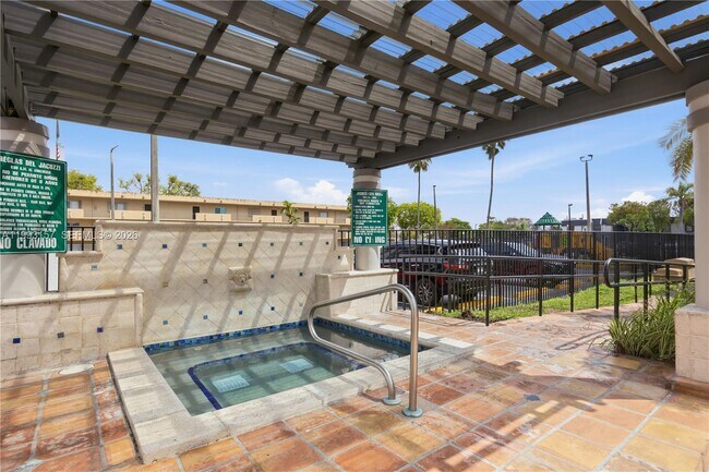 Building Photo - 10431 N Kendall Dr