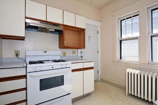 Building Photo - Spacious 2-Bedroom Unit in Minneapolis - Great Location!