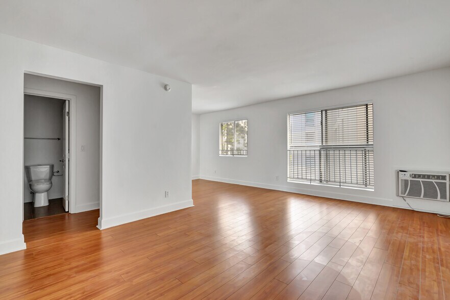 Building Photo - 10982 Roebling Ave