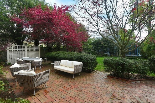 Building Photo - 1010 Centre St