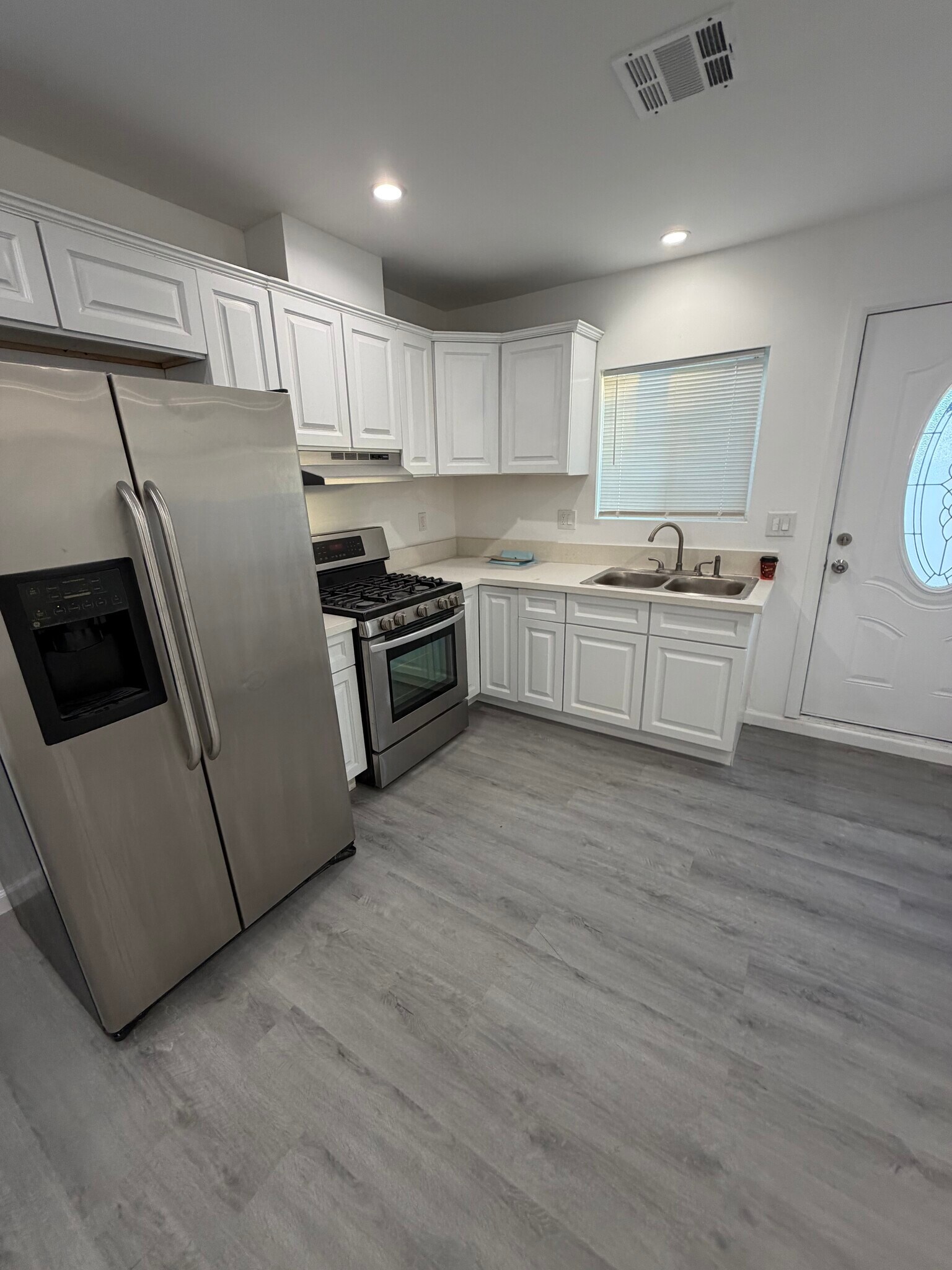 Building Photo - 6511 Clybourn Ave