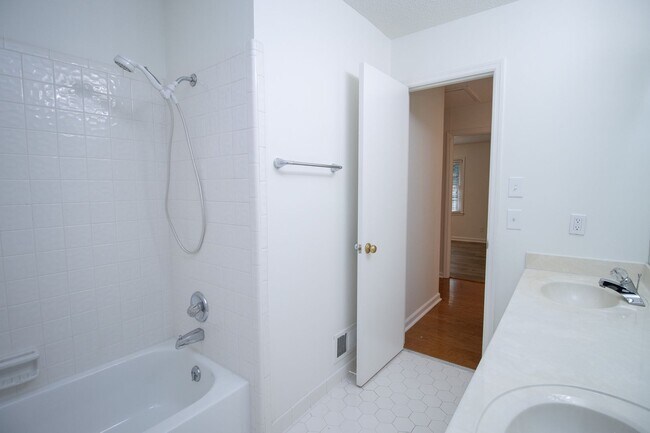 Building Photo - Renovated 5BR Home Minutes from Downtown Columbia | Two Full Kitchens + Fenced Yard ~ Available M...