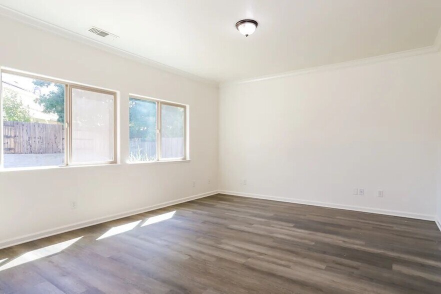 Building Photo - 1346 La Guardia Cir