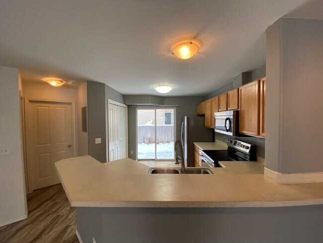 Building Photo - A lovely (3) bed, (2) bath end-unit townho...