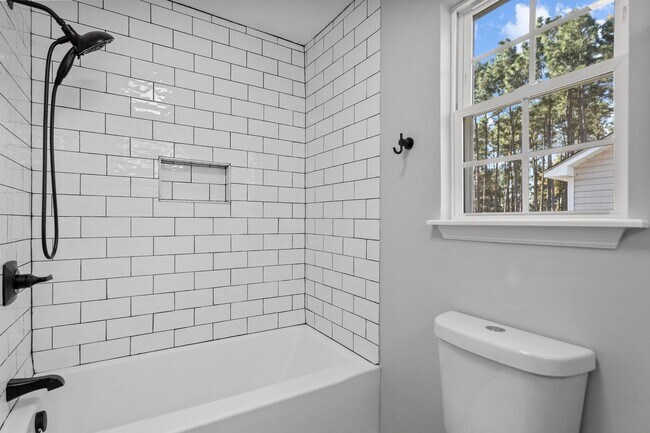 Building Photo - Fully Renovated 3 Bedroom in Southport!