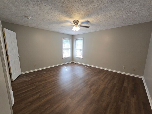 Building Photo - NEW LISTING!!!!!