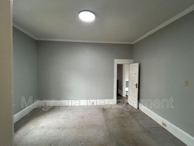 Building Photo - 107 W Jennette Ave