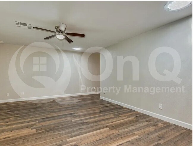 Building Photo - 2502 E Sahuaro Dr