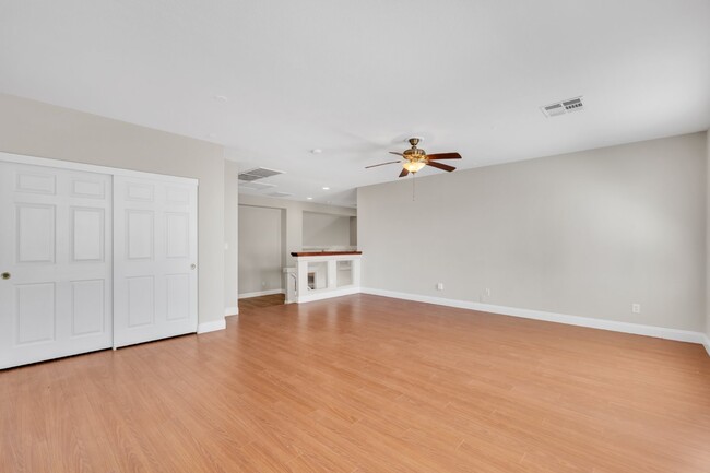 Building Photo - LUXORY 5 BEDROOM 3 1/2 BATH HOME LOCATED I...