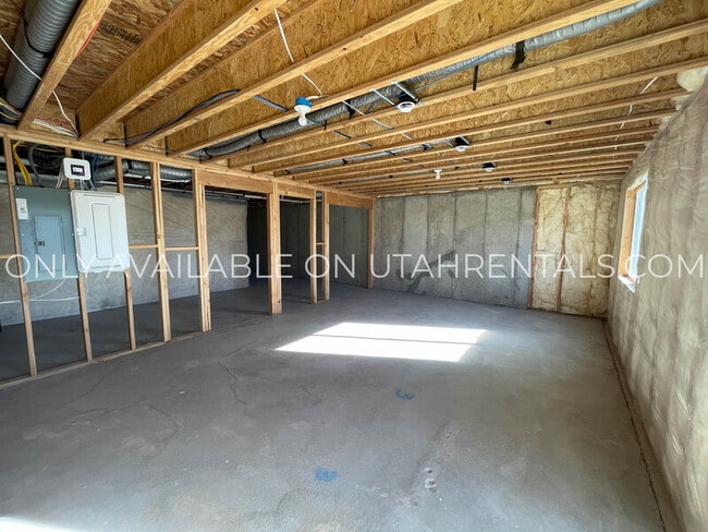 Building Photo - 1605 W Charmer Ln