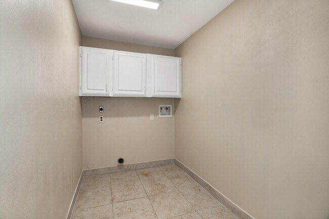 Building Photo - 7218 Foxway Ln