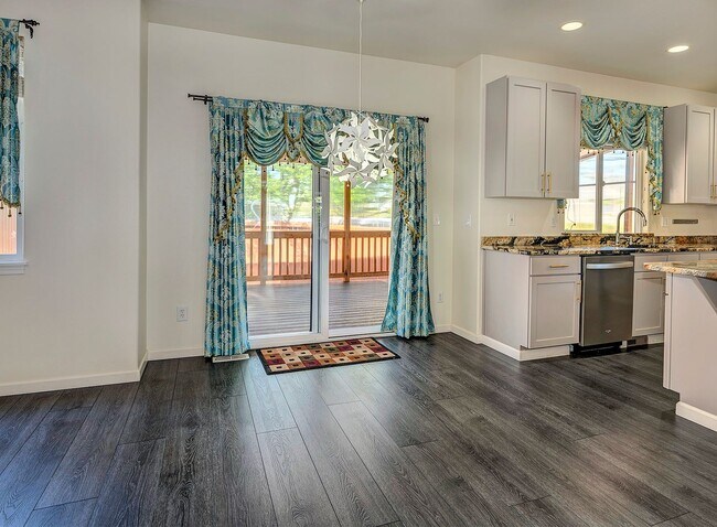 Building Photo - Mountlake Terrace Two Story Home