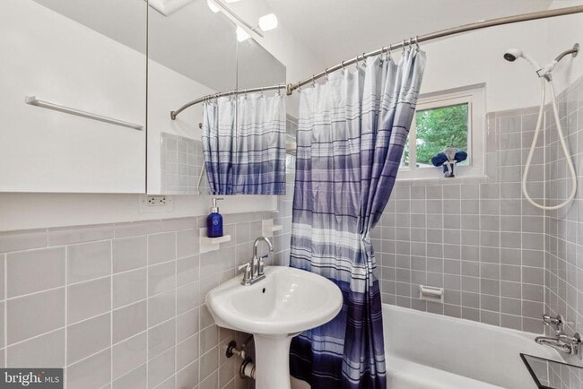 Building Photo - 3538 Devon Dr