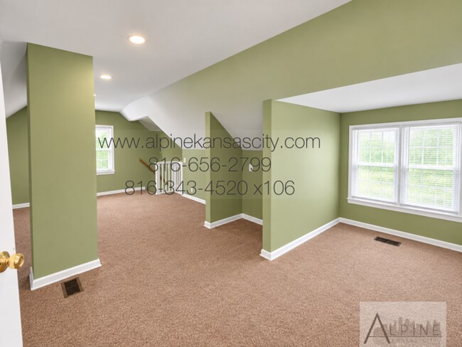 Building Photo - Cute HOUSE in Gillham Plaza, Gated Off Street Parking!
