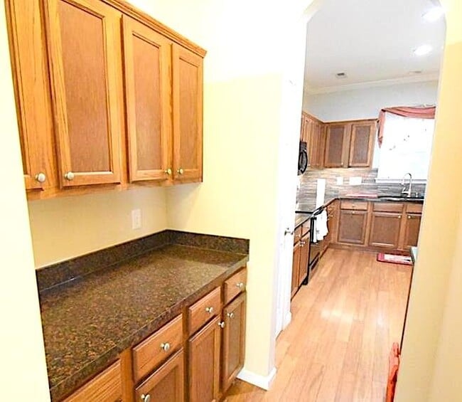 Building Photo - 1913 Thorn Crest Dr