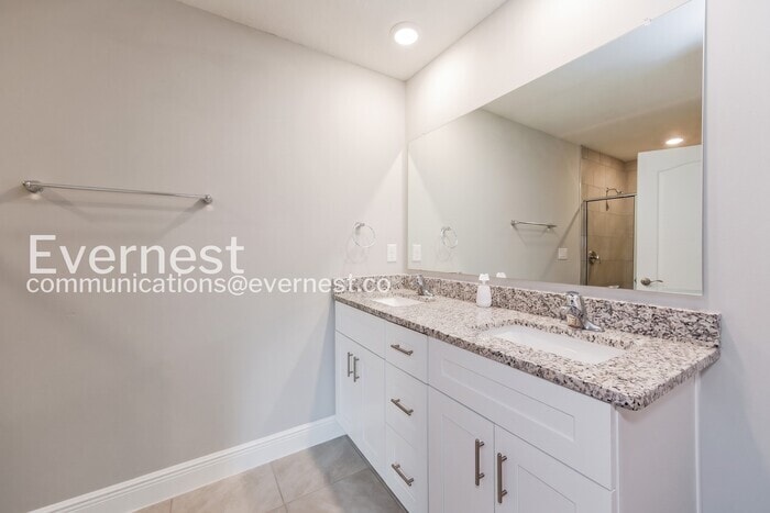 Building Photo - 528 Bristol Cir