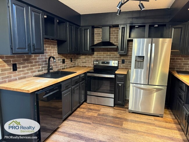 Building Photo - 2 Bedroom Townhouse **50% off December's Rent with a December 2025 Move In**