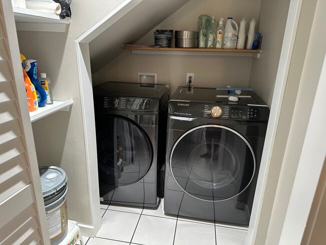 Building Photo - 4381 Ventura Canyon Ave