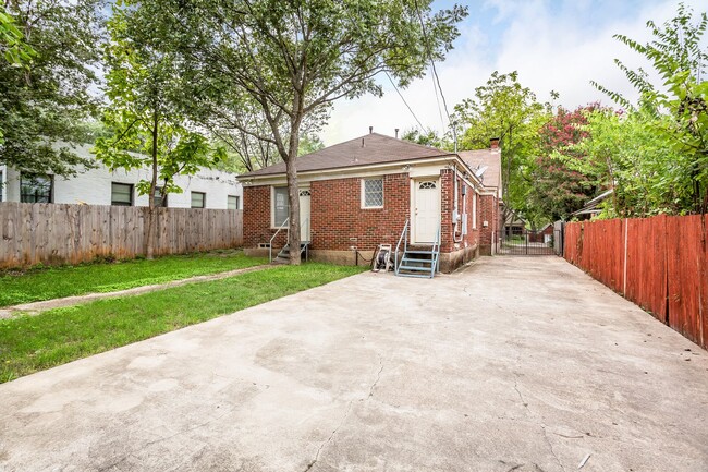 Building Photo - 2 Bedroom, 1 Bath Tudor in Hollywood Heights