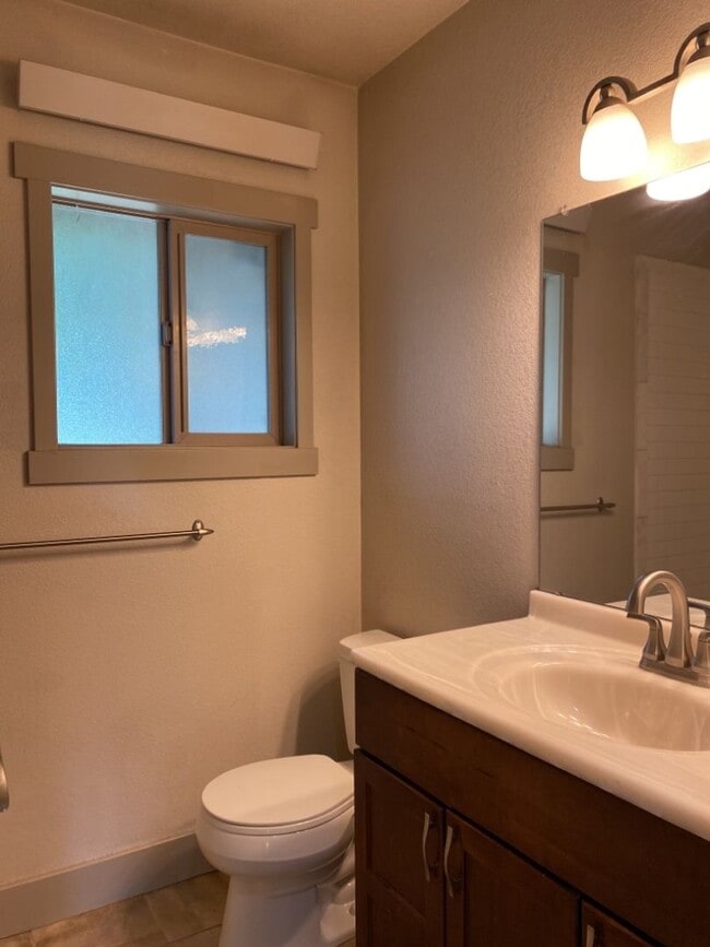 Building Photo - STUDENTS WELCOME! Charming 3 Bed 2 Bath Single Family Home in Old Town