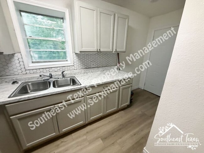 Building Photo - 908 Stilwell Blvd