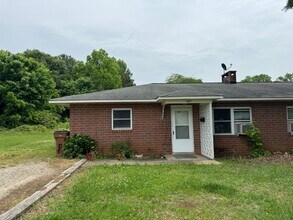 Building Photo - Two Bedroom Duplex in Lincolnton